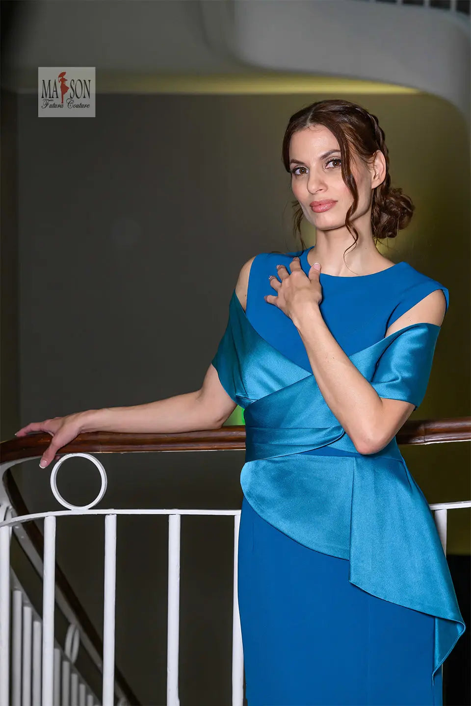 robe de cérémonie mi-longue, encolure rond, larges bretelles tombantes, taille marquée et basque asymétrique