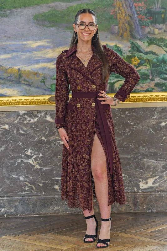 Robe mi-longue habillée Alberta, couleur bordeaux, dentelle de calais avec fils métal doré, croisure double boutonnage devant, fente ouverte, vêtements mode Toulouse