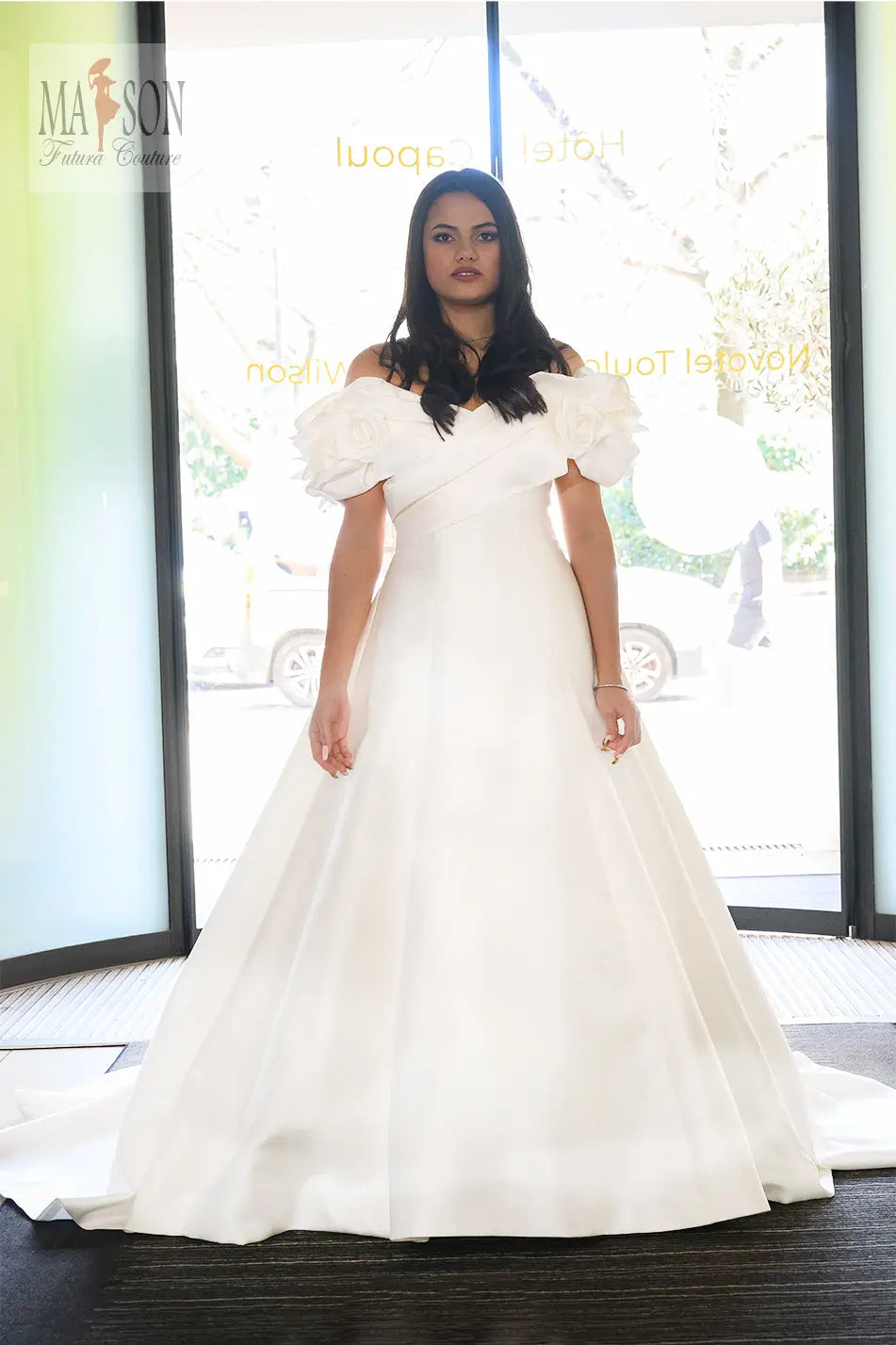 Robe de mariée longue Diva vue de face,  coupe trapèze , portée avec jupon Futura Couture