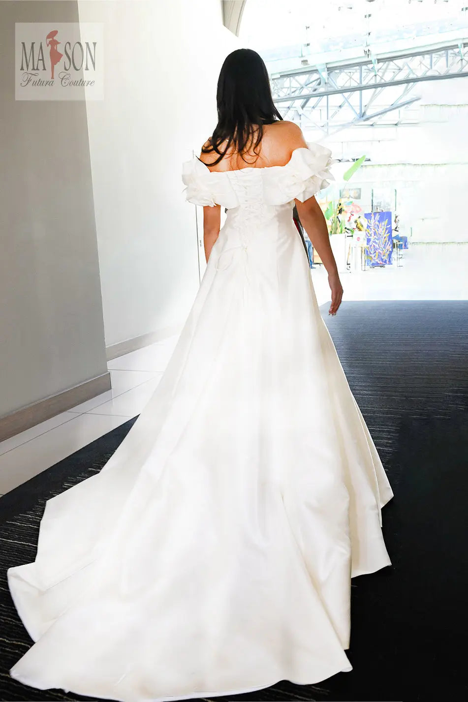 Robe de mariée longue Diva vue de dos, coupe trapèze, longue traîne, lassage au dos Futura Couture