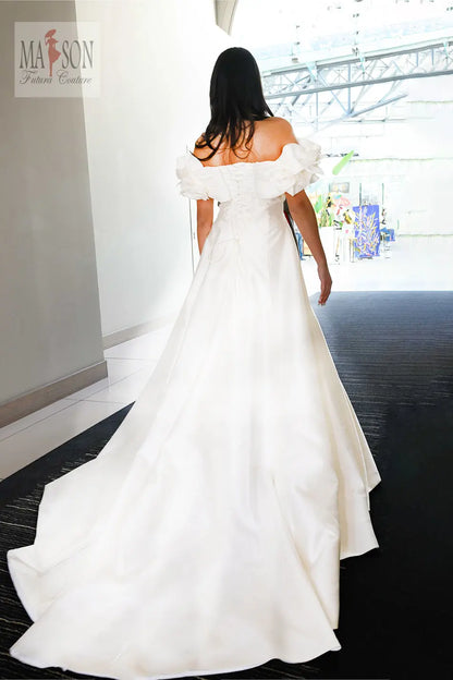 Robe de mariée longue Diva vue de dos, coupe trapèze, longue traîne, lassage au dos Futura Couture