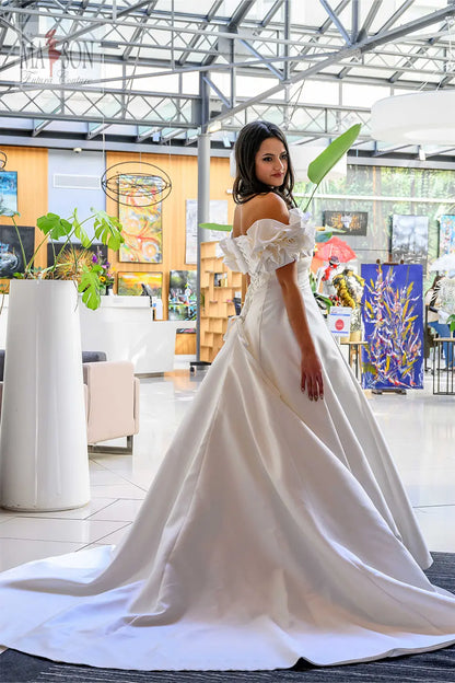 Robe de mariée longue Diva jolie tombé de traîne tissu satin mikado, lassage au dos Futura Couture