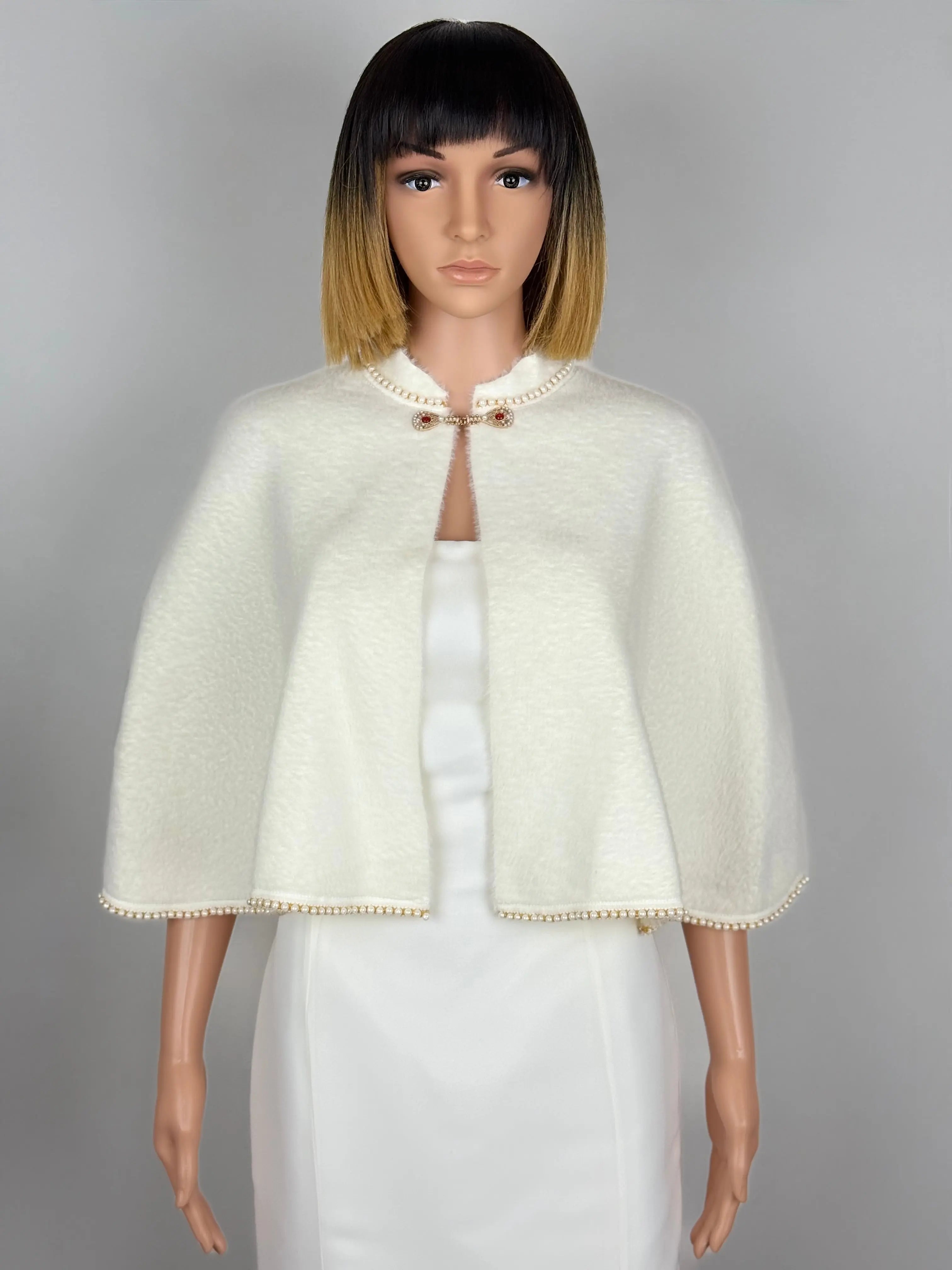 Courte cape en laine taille unique, couleur ivoire Futura Couture Toulouse 