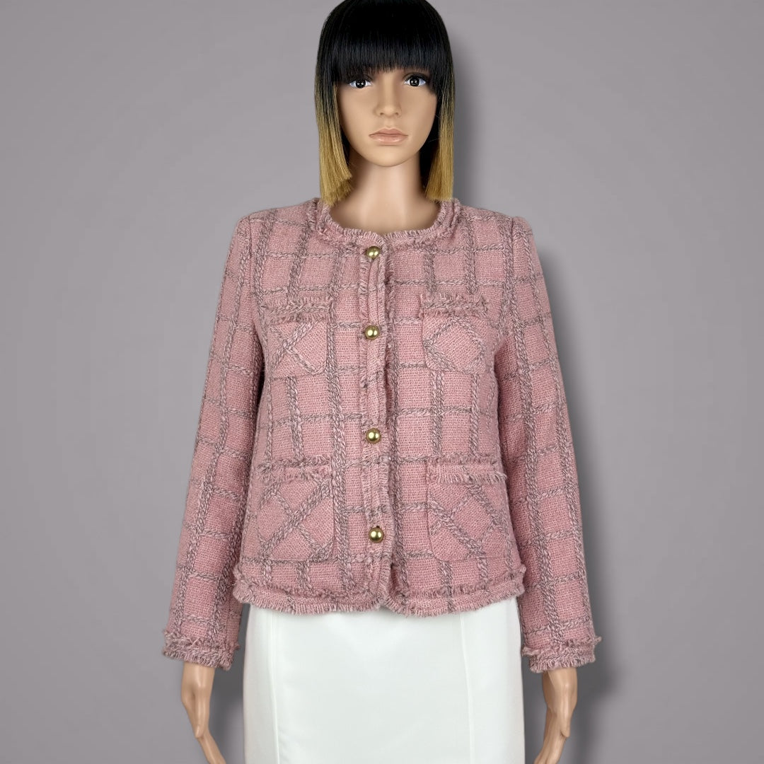 Veste en tweed rose à boutons dorés
