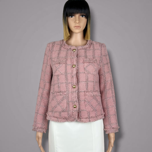 Veste en tweed rose à boutons dorés