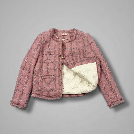 Veste en tweed rose à boutons dorés