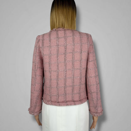 Veste en tweed rose à boutons dorés