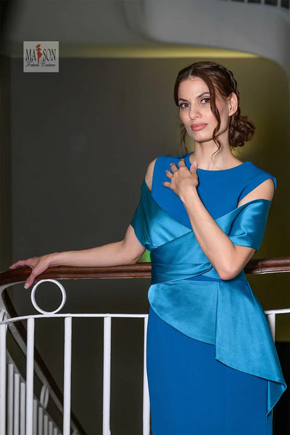 robe de cérémonie mi-longue, encolure rond, larges bretelles tombantes, taille marquée et basque asymétrique