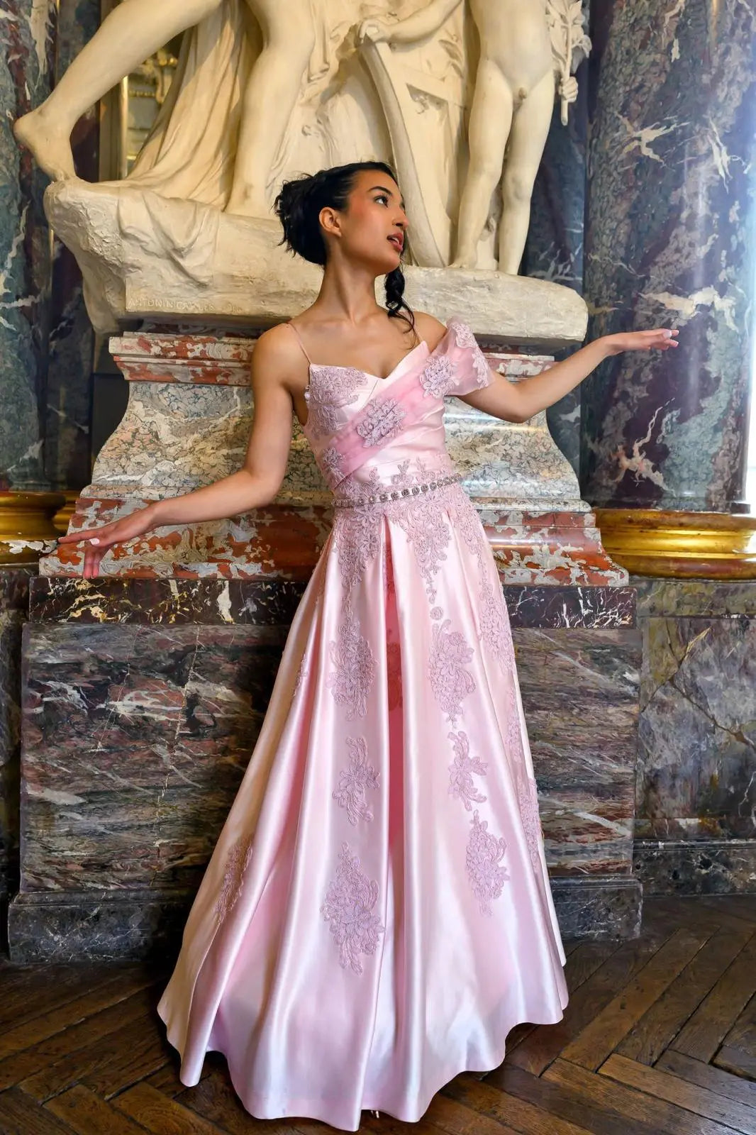 Robe de princesse en satin duchesse rose, avec des appliques de dentelle et ornée de s