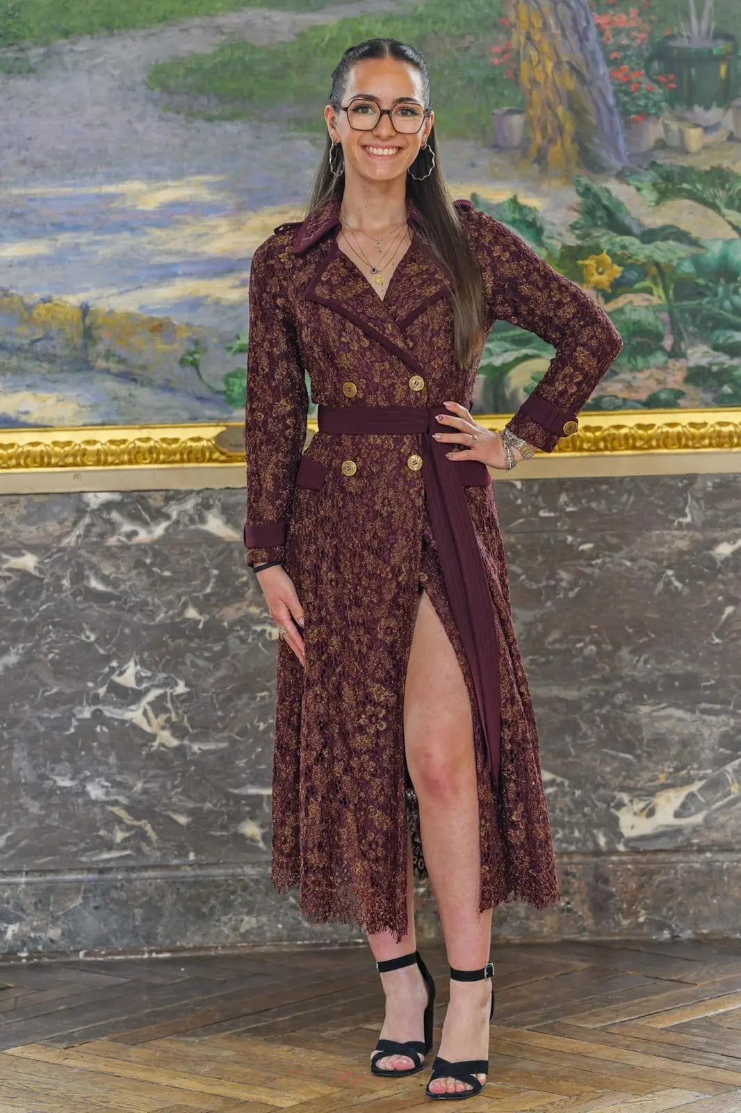 Robe mi-longue habillée Alberta, couleur bordeaux, dentelle de calais avec fils métal doré, croisure double boutonnage devant, fente ouverte, vêtements mode Toulouse 