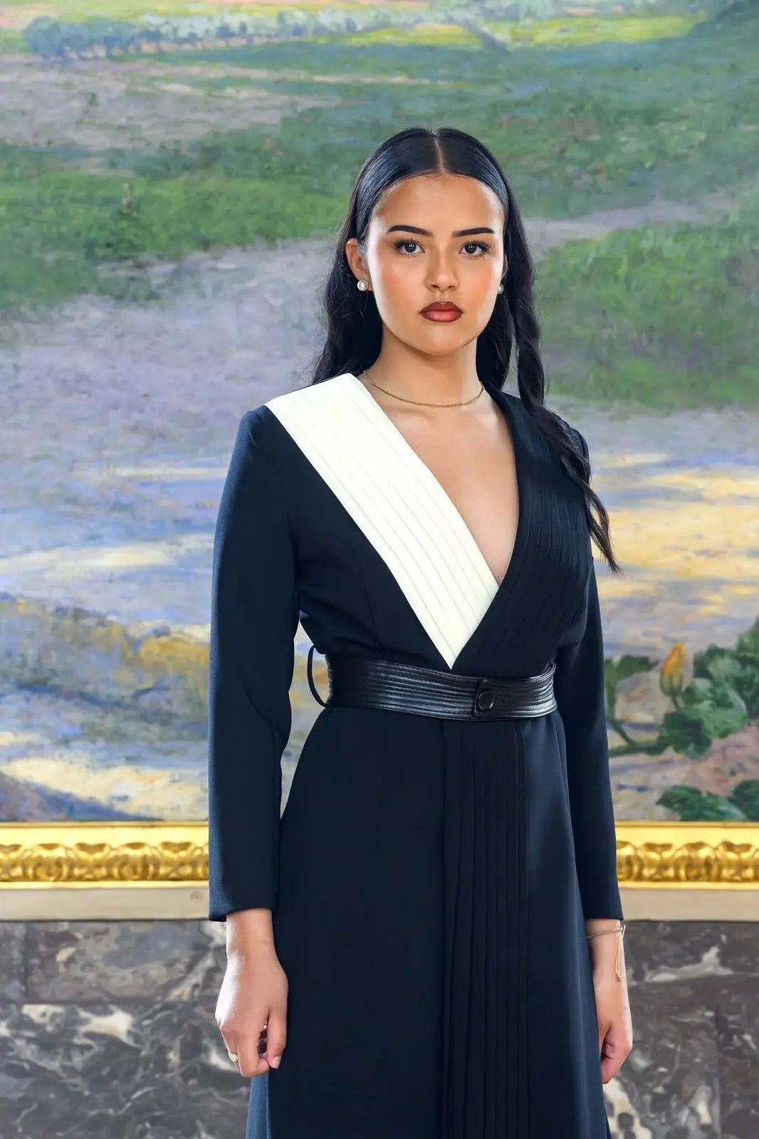 Robe cache coeur agrémentée par des plis régulier et structurées devant 