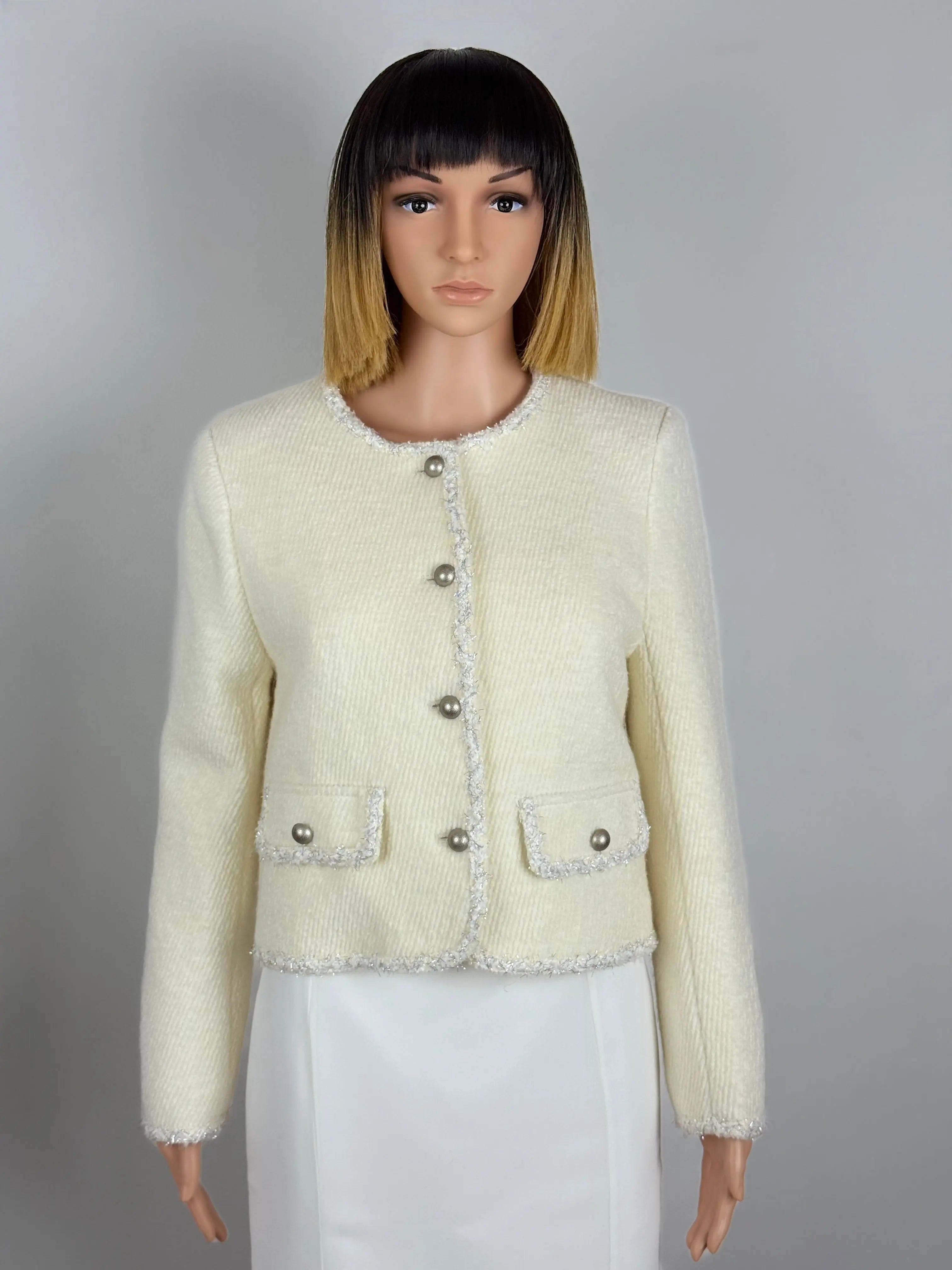 Veste droite en laine col rond, longues manches, galon fantaisie, rabats de poches Futura Couture Toulouse 