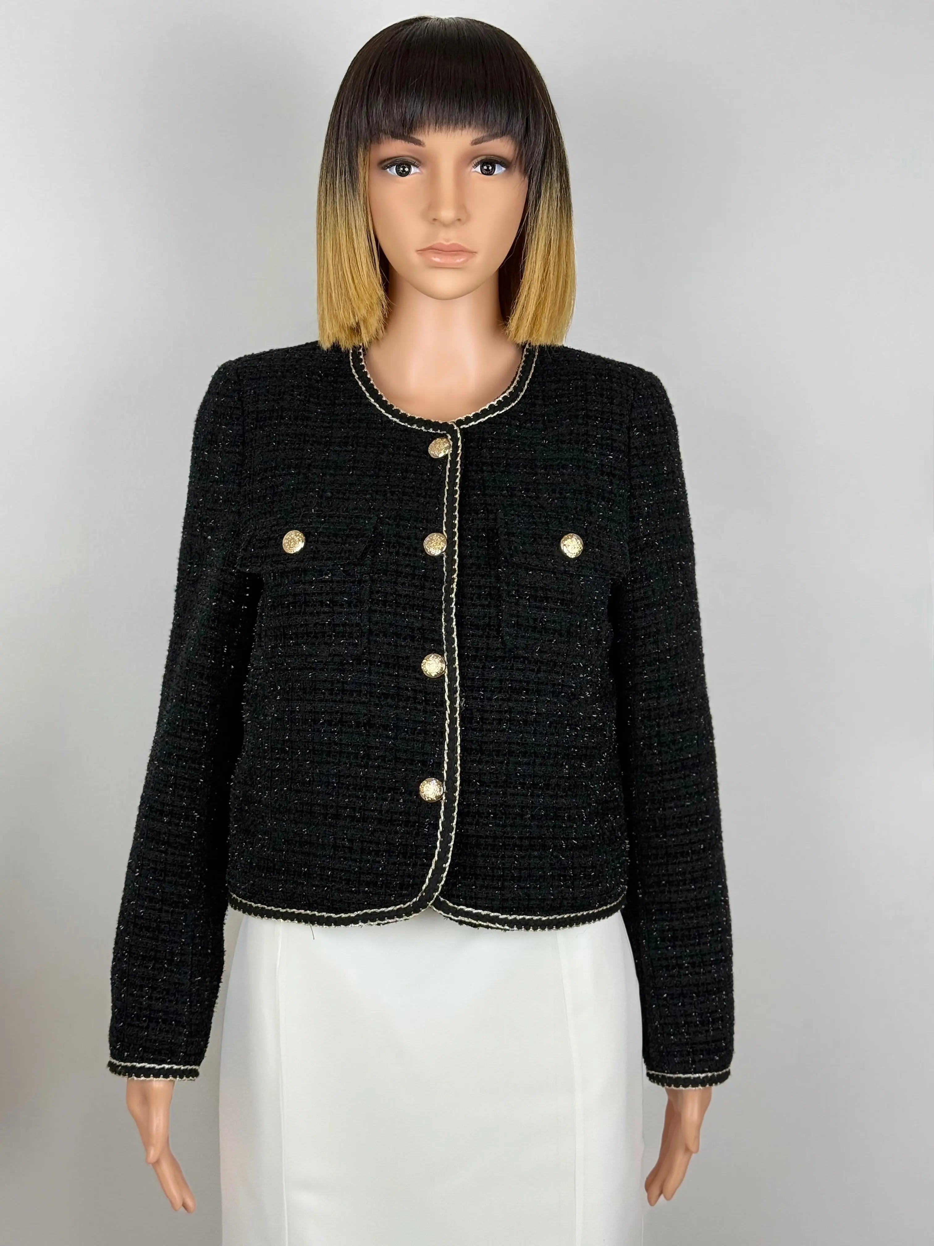 courte veste en tweed noir, coupe droite, longue manches, boutons dorés, accessoires mode Toulouse 