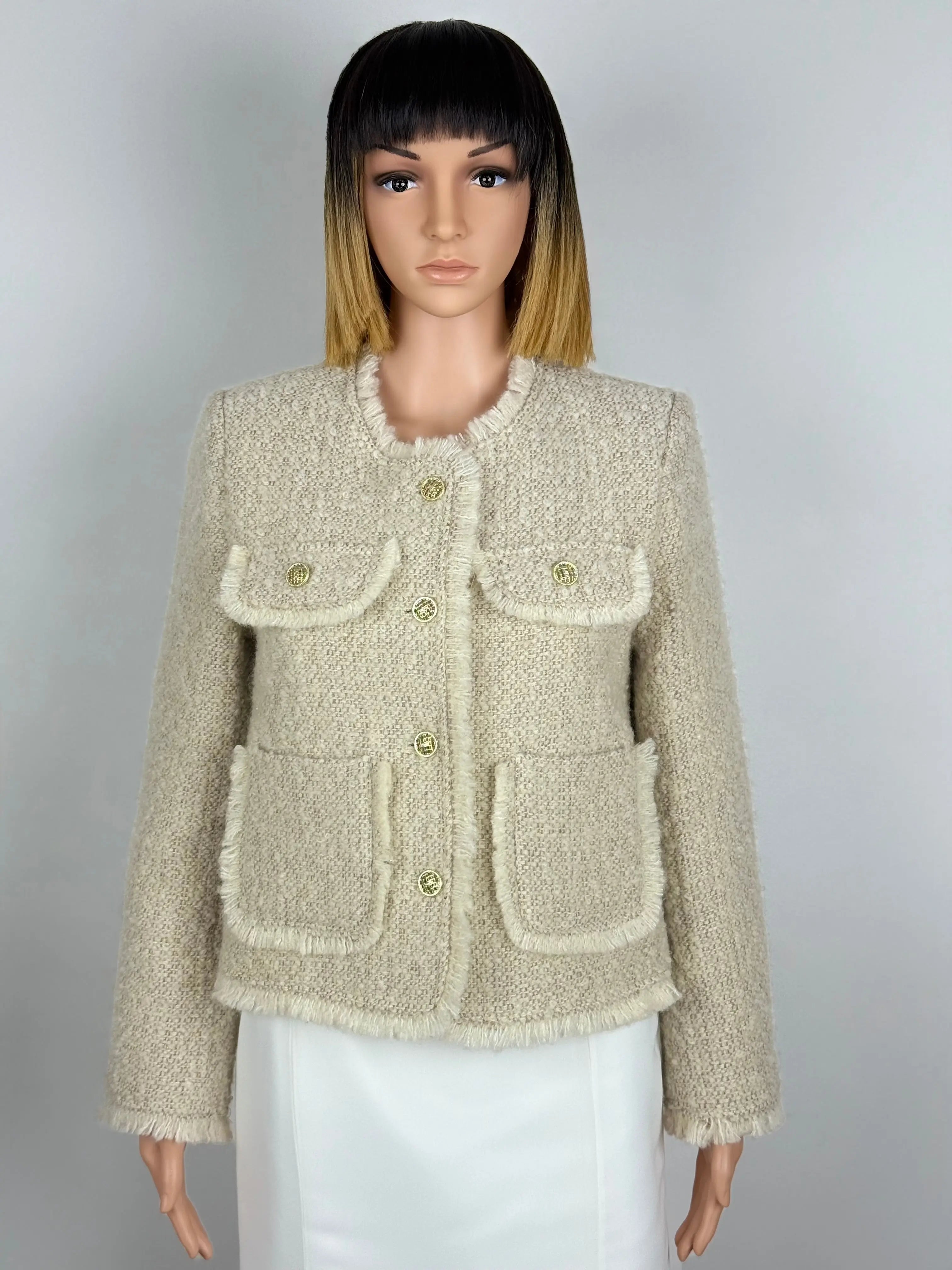 Courte veste en laine bouillie , avec deux poches plaquées en bas et deux rabats de poches à la poitrine, finitions en frange Futura Couture Toulouse 