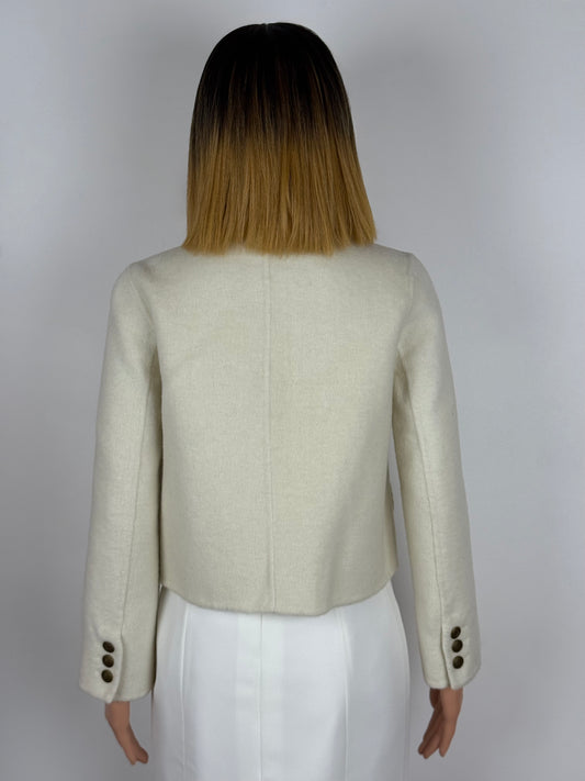 Courte veste moderne avec longue manches et fentes et boutons