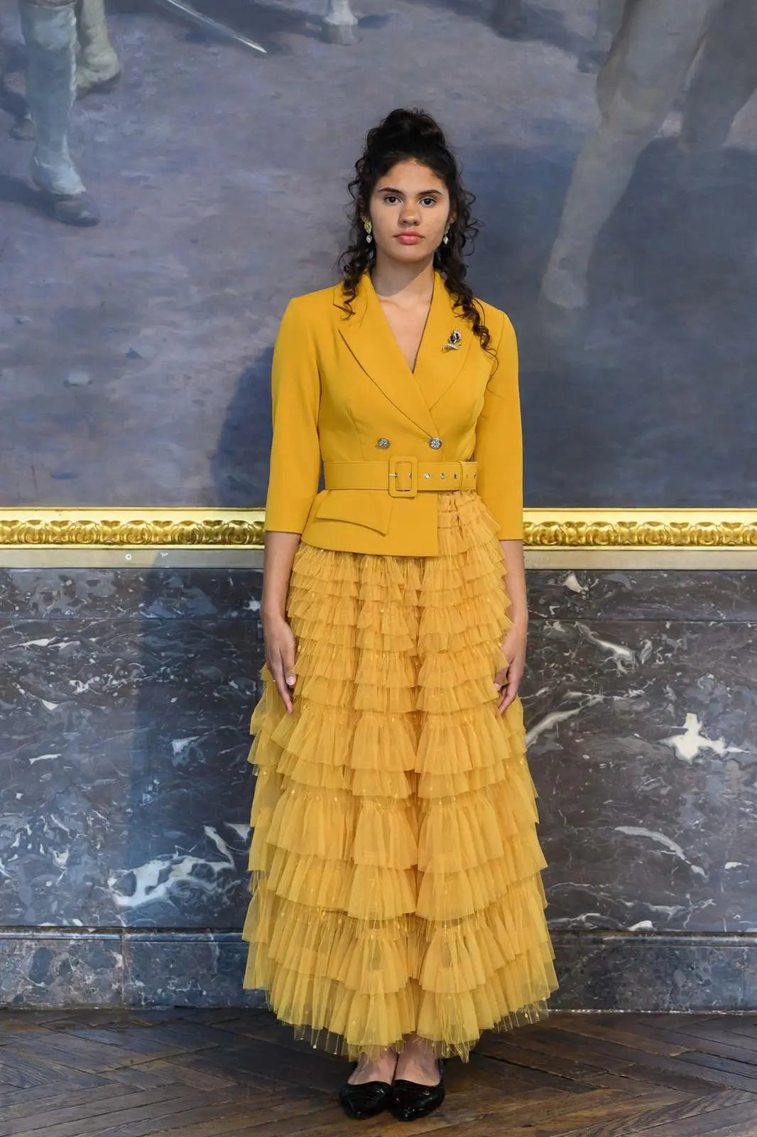 longue robe col tailleur, jupe à volants plissés, jaune, tenue habillée pour cérémonie Toulouse 